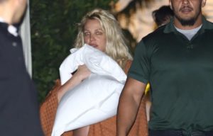 Britney Spears scortata seminuda fuori da hotel