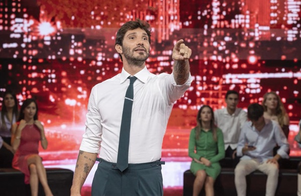 Stefano De Martino e il vizio di attaccarlo (a vuoto)